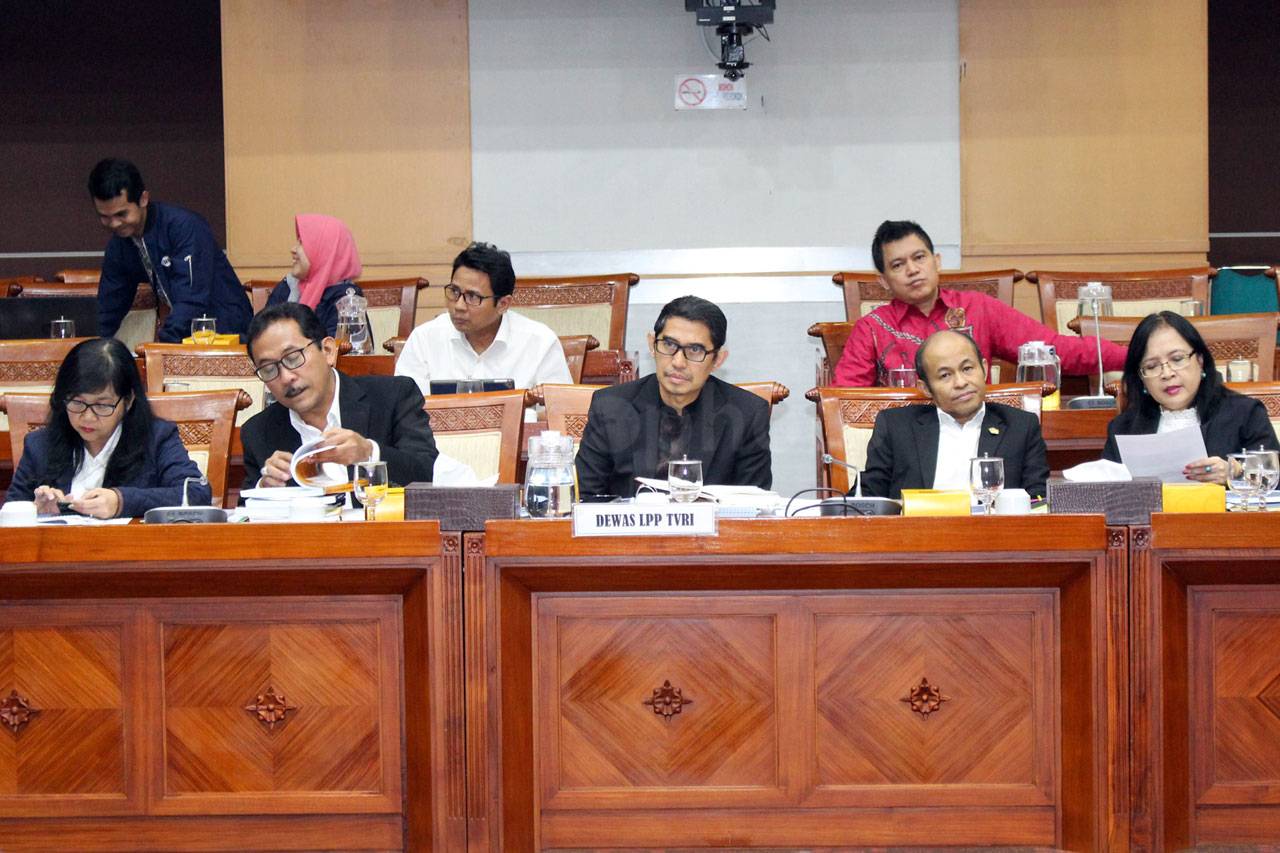 Komisi I DPR Raker dengan...