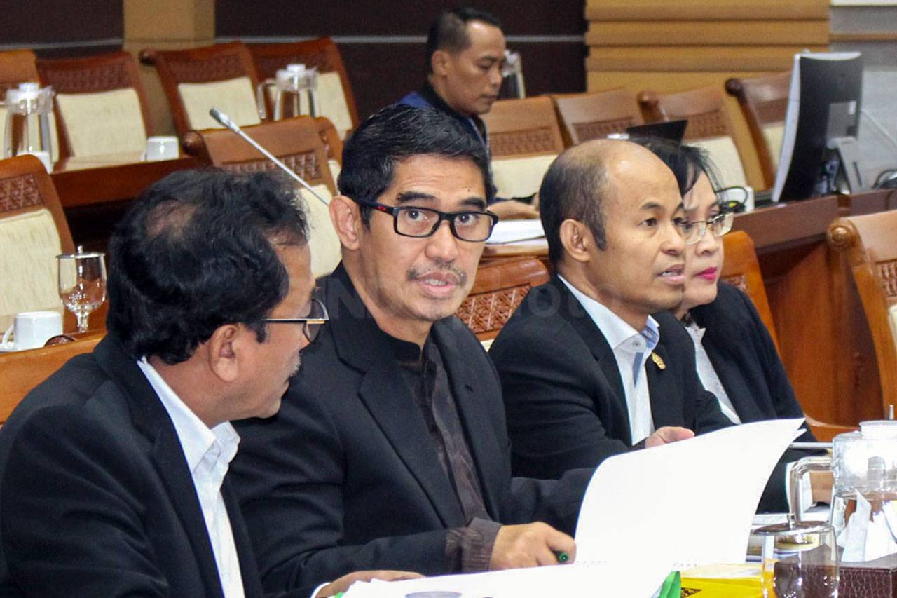 Komisi I DPR Raker dengan...