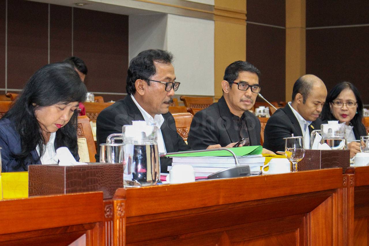 Komisi I DPR Raker dengan...