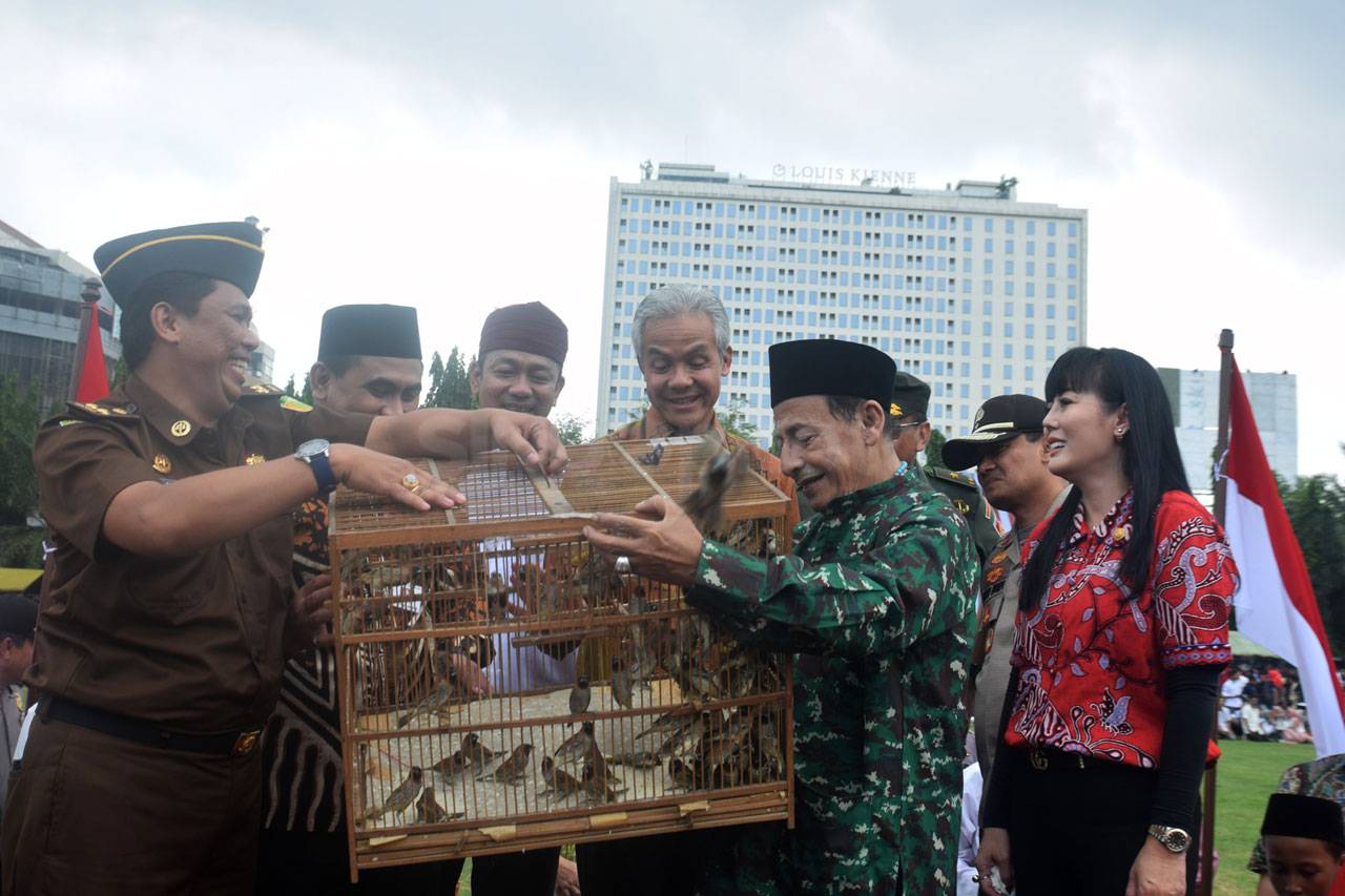 Ribuan Orang Ikuti Kirab...