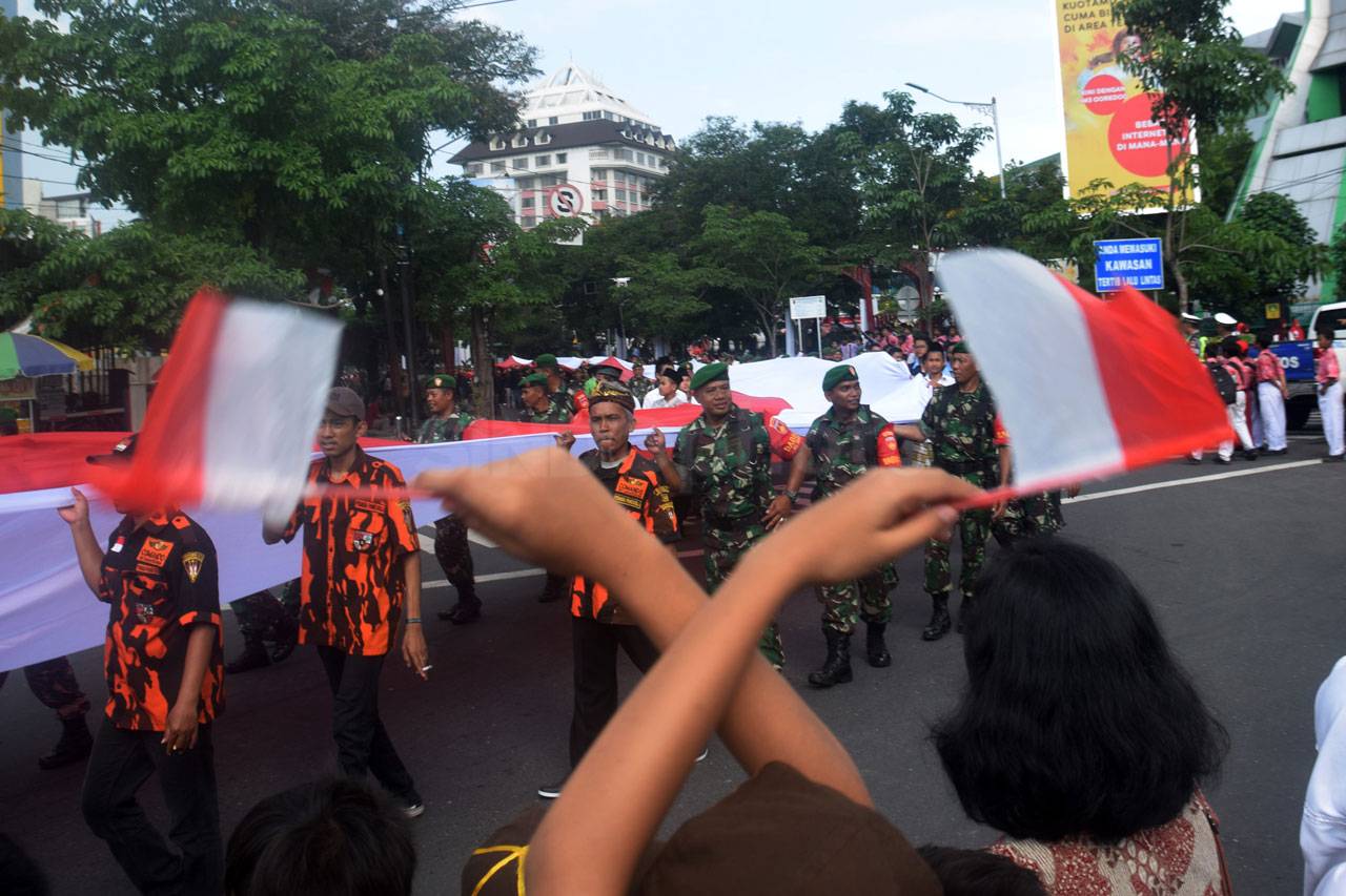 Ribuan Orang Ikuti Kirab...