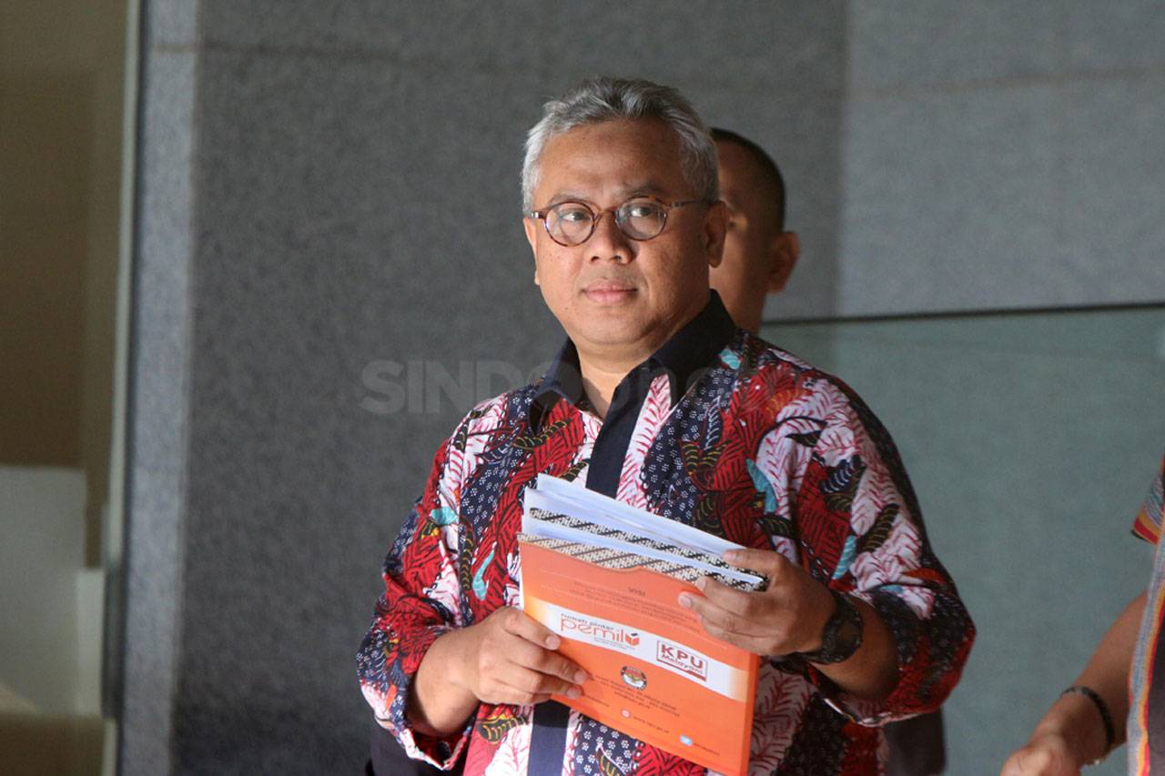 Ketua KPU Jalani Pemeriksaan...