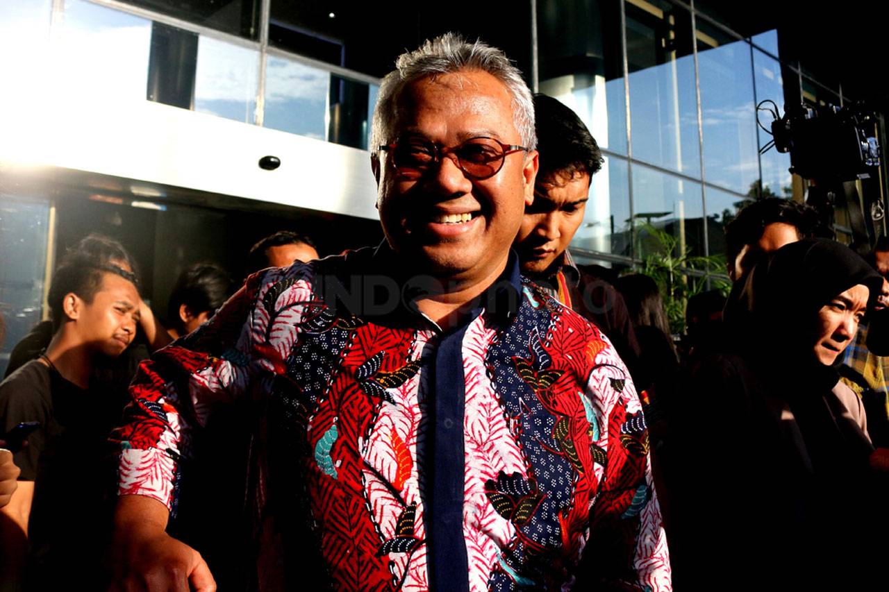 Ketua KPU Jalani Pemeriksaan...