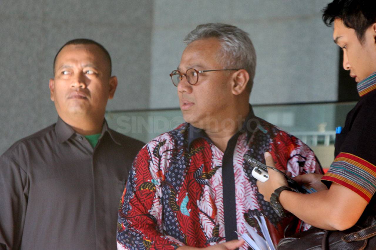 Ketua KPU Jalani Pemeriksaan...