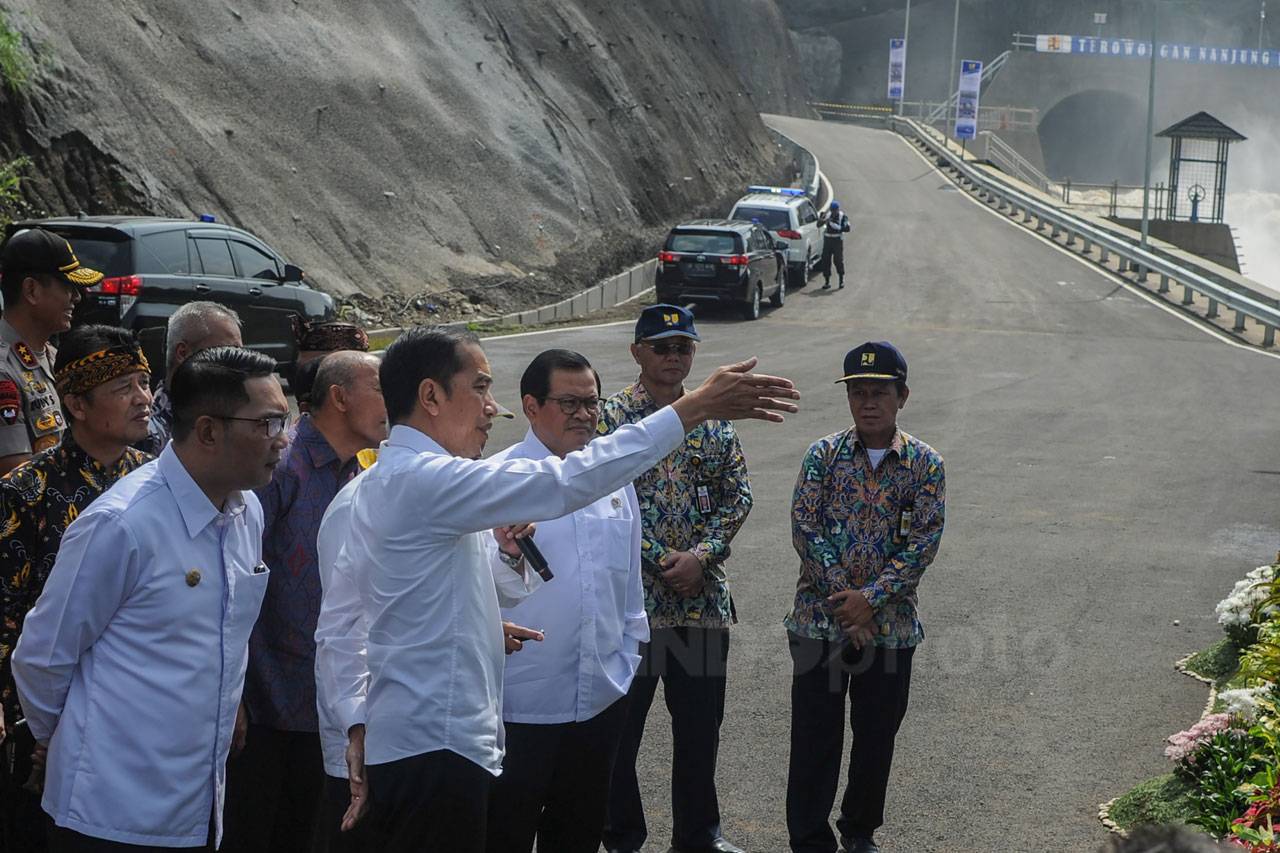Presiden Jokowi Resmikan...
