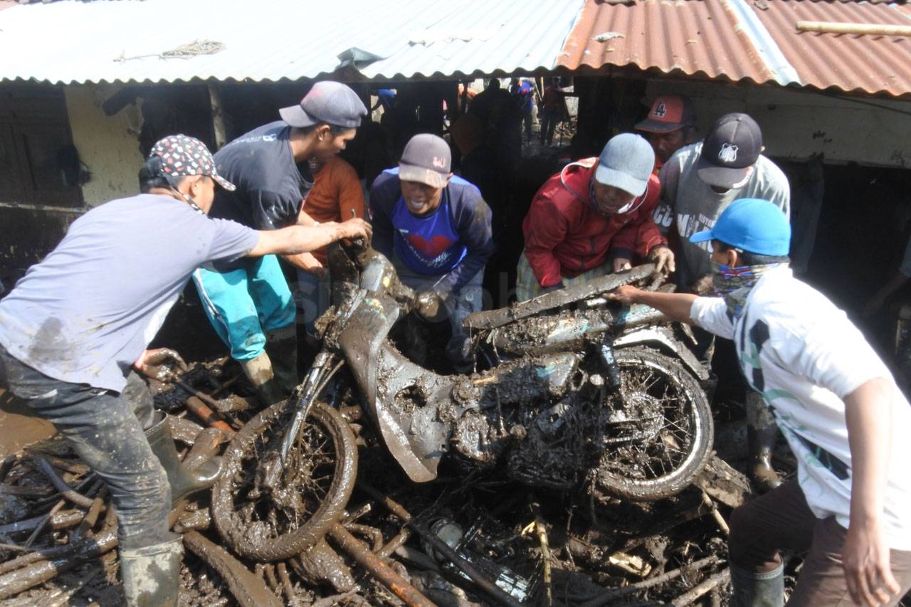 Banjir Bandang Terjang...