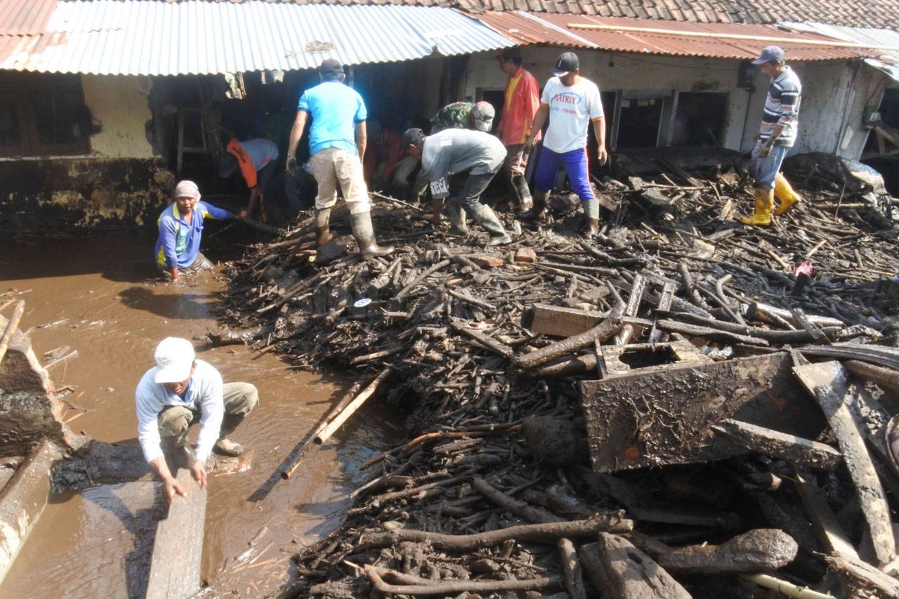 Banjir Bandang Terjang...