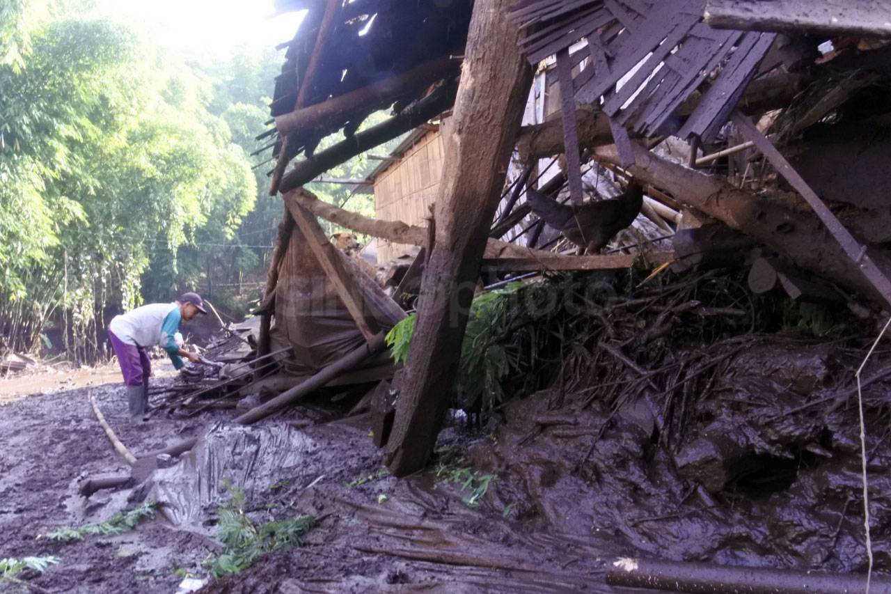 Banjir Bandang Terjang...