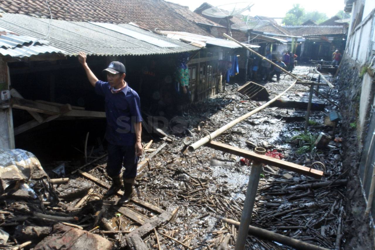 Banjir Bandang Terjang...