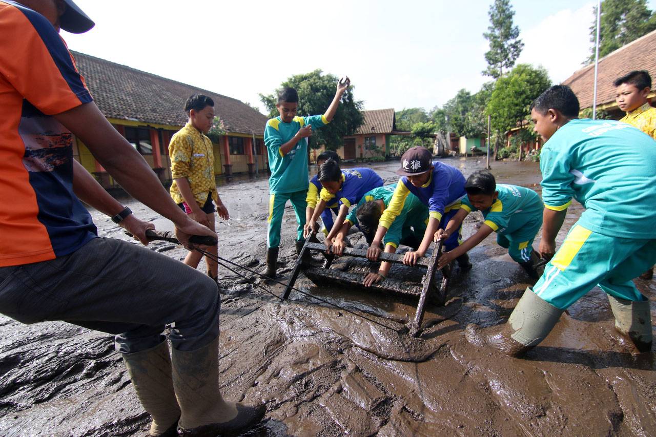 Banjir Bandang Terjang...