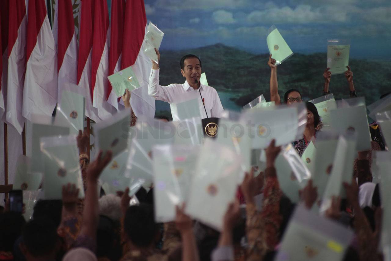 Presiden Jokowi Serahkan...