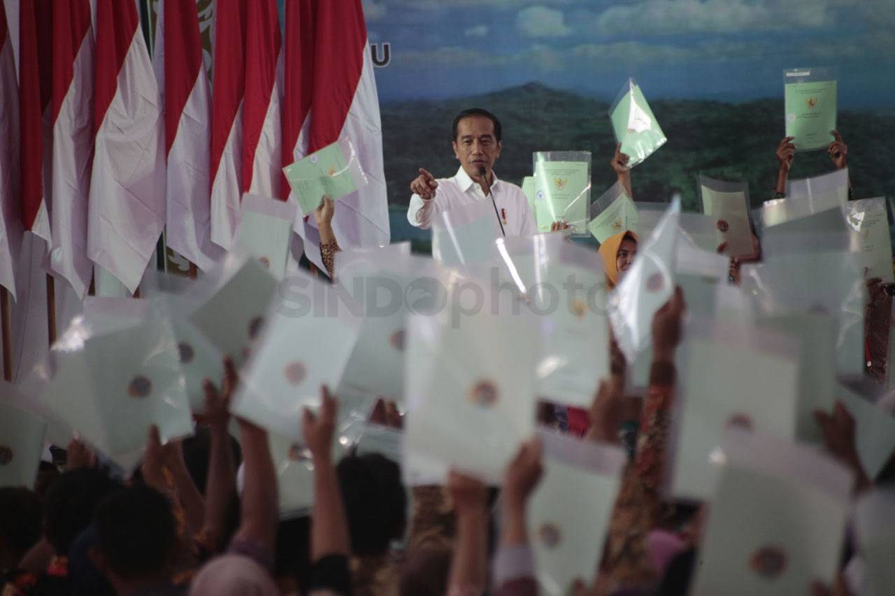 Presiden Jokowi Serahkan...