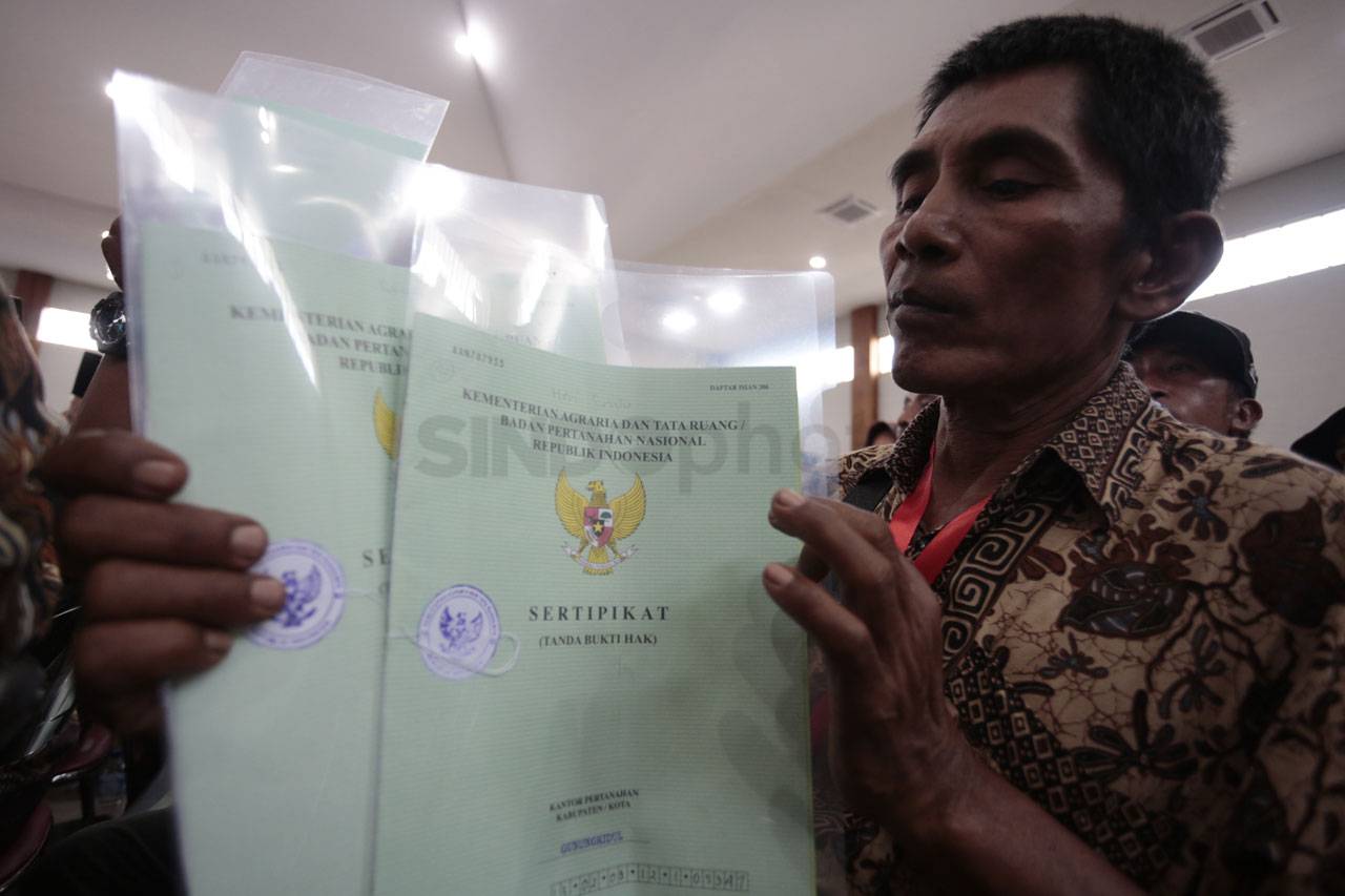 Presiden Jokowi Serahkan...