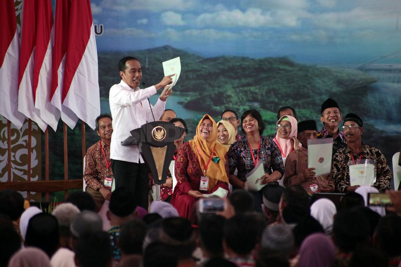 Presiden Jokowi Serahkan...