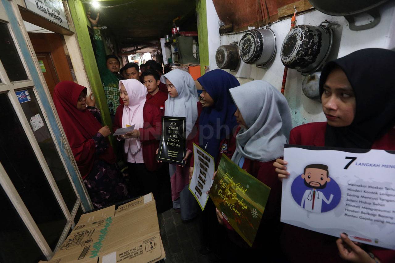Mahasiswa UM Surabaya...