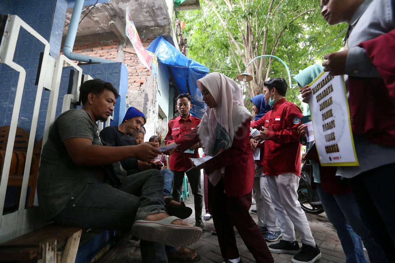 Mahasiswa UM Surabaya...