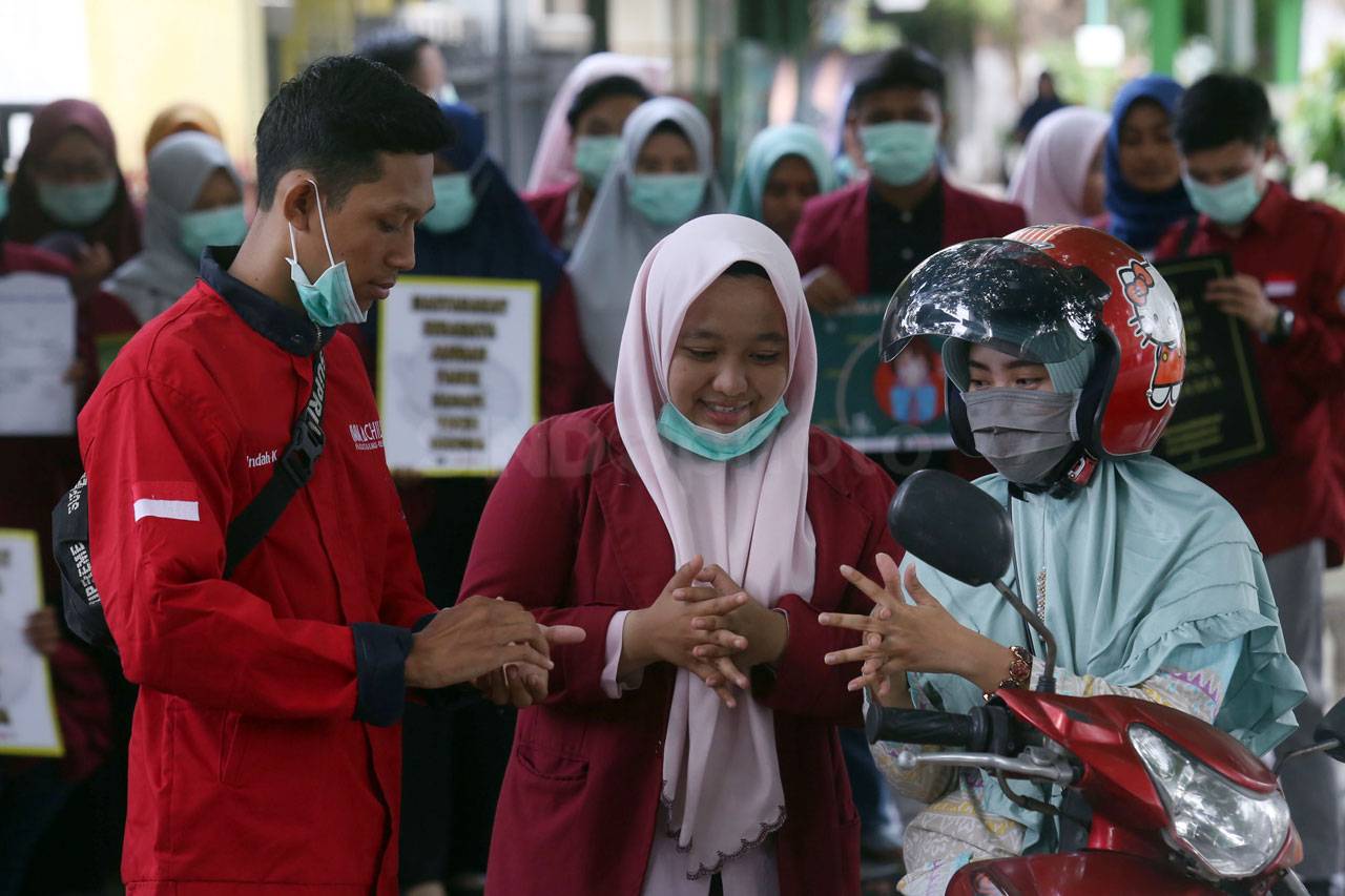 Mahasiswa UM Surabaya...