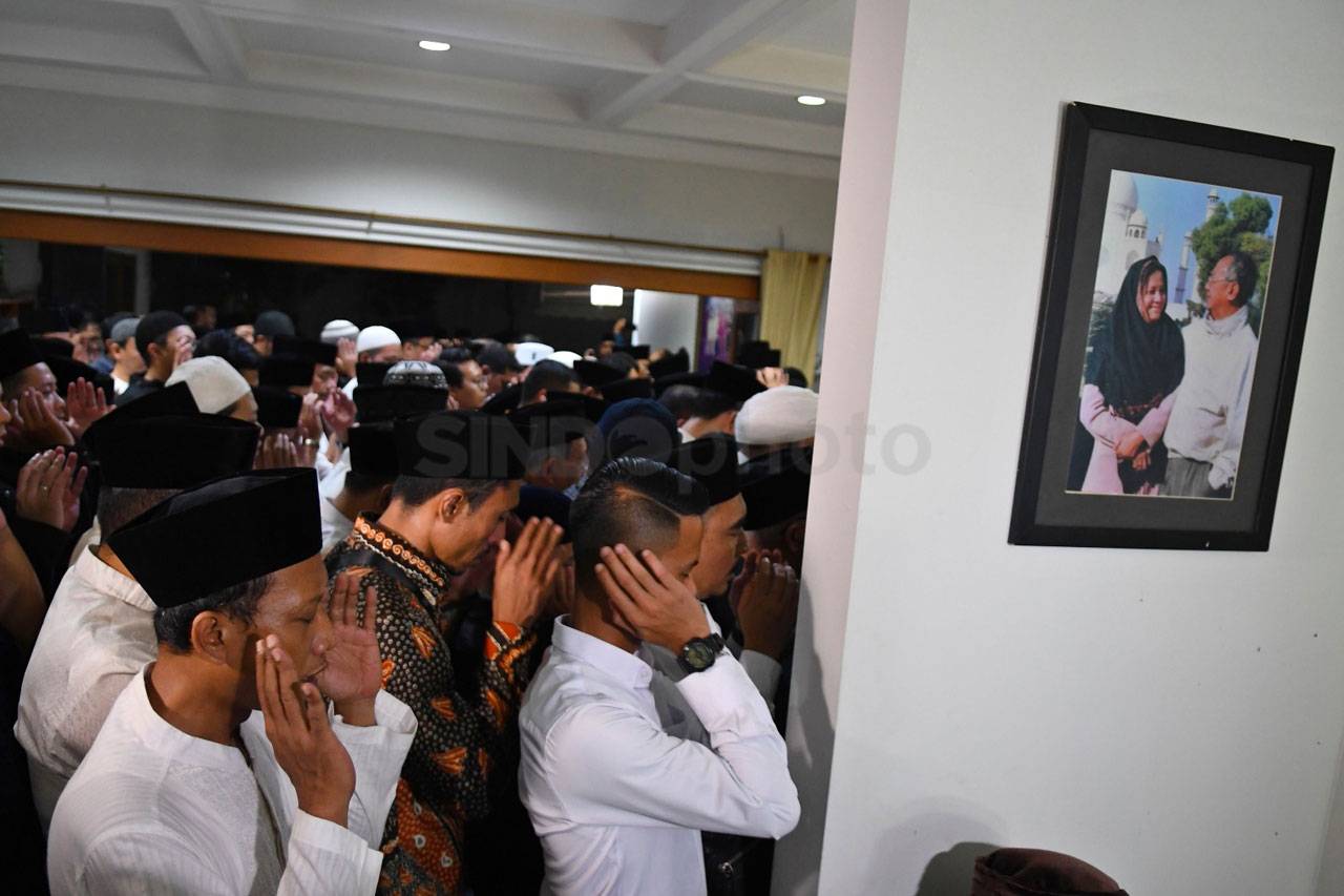 Kerabat dan Kolega Padati...