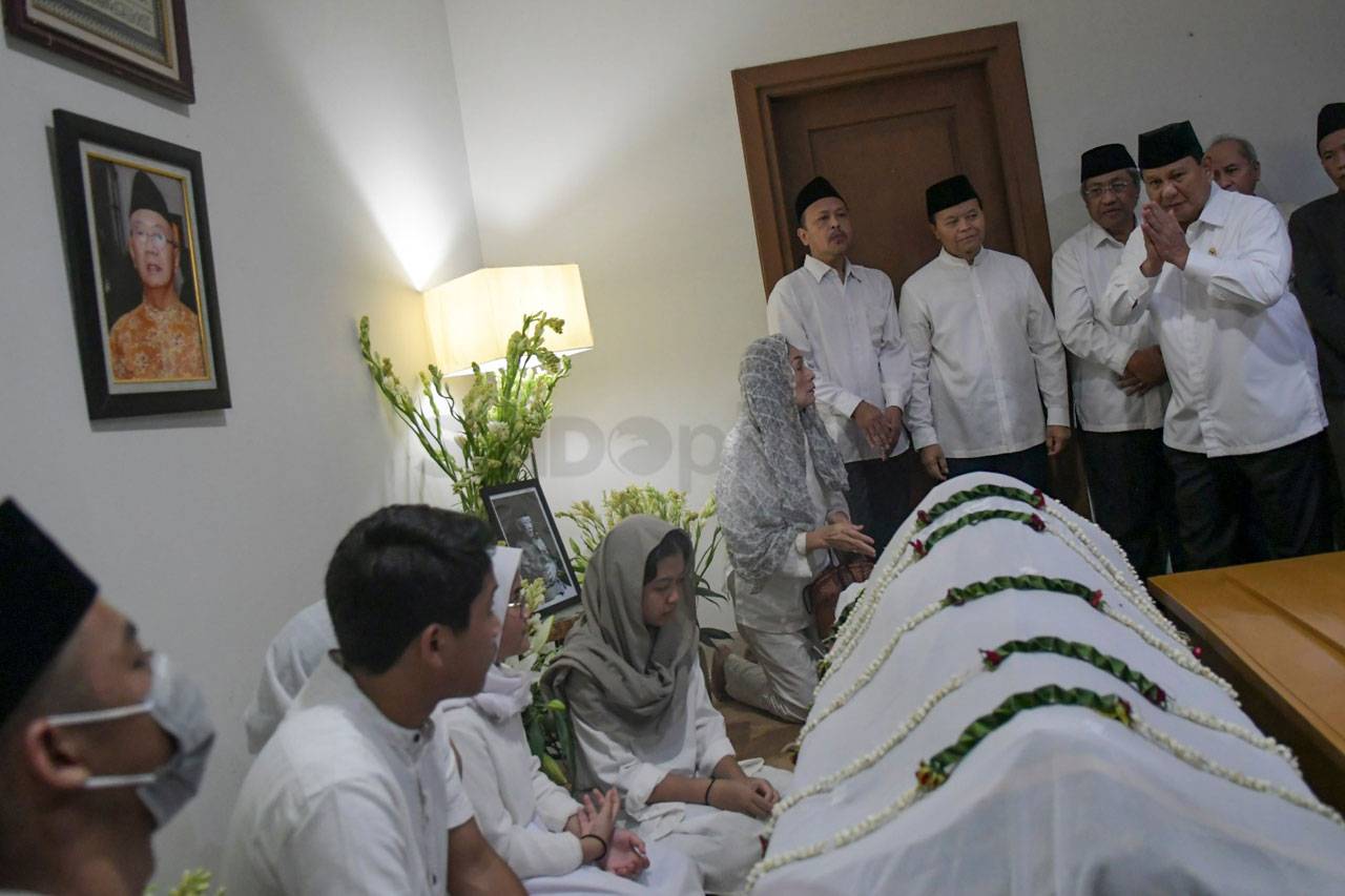 Jenazah Gus Sholah Dibawa...