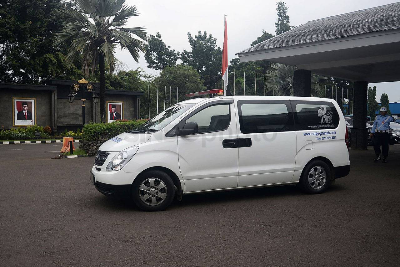 Jenazah Gus Sholah Diterbangkan...