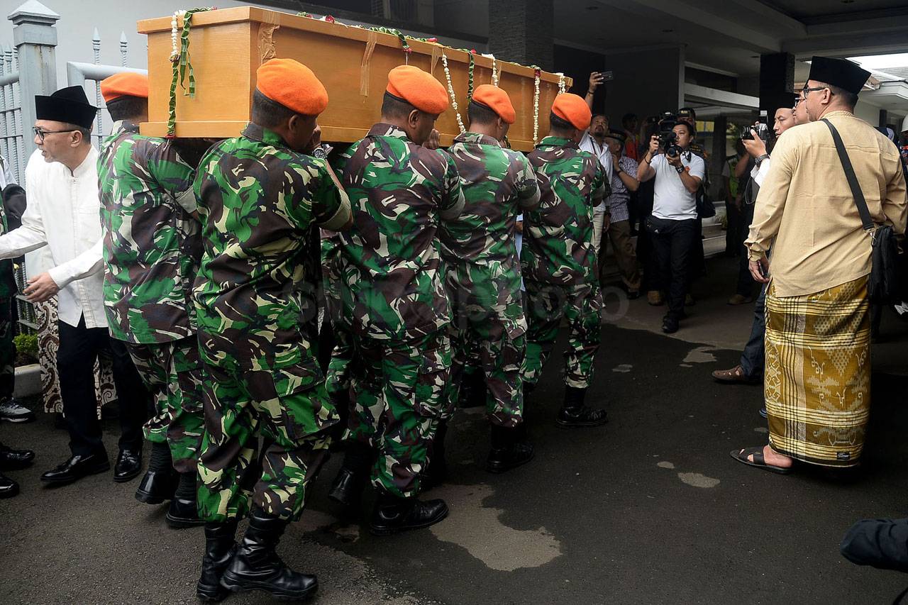 Jenazah Gus Sholah Diterbangkan...