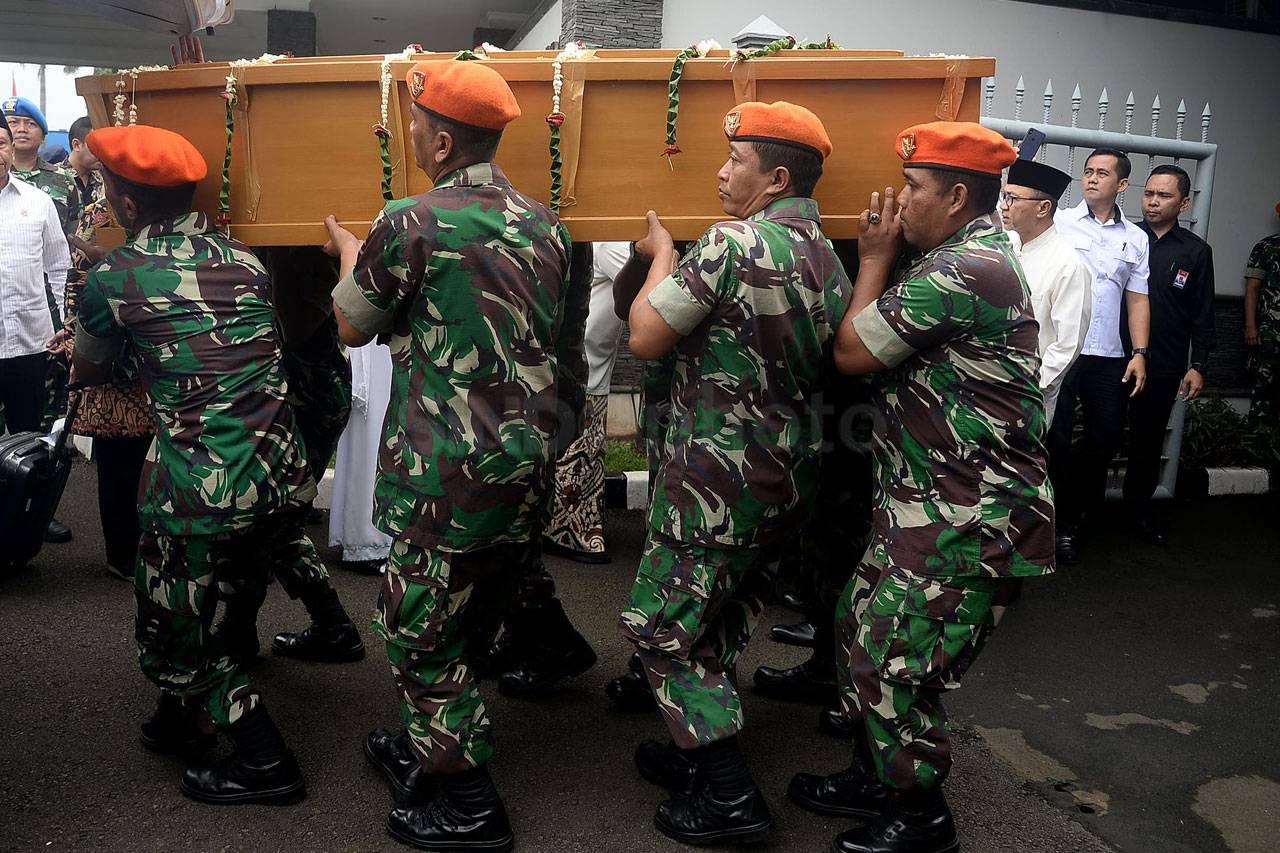 Jenazah Gus Sholah Diterbangkan...