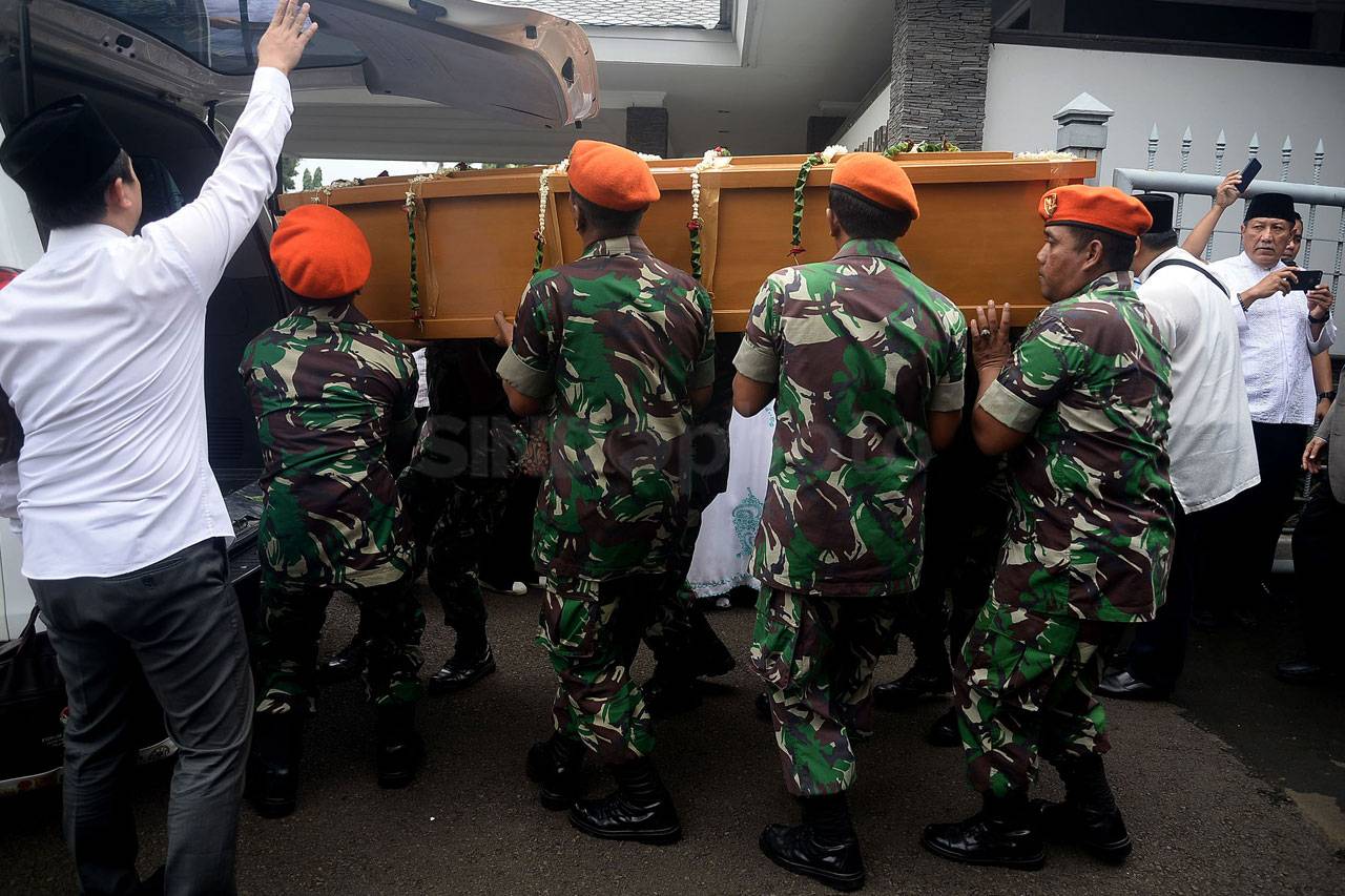 Jenazah Gus Sholah Diterbangkan...
