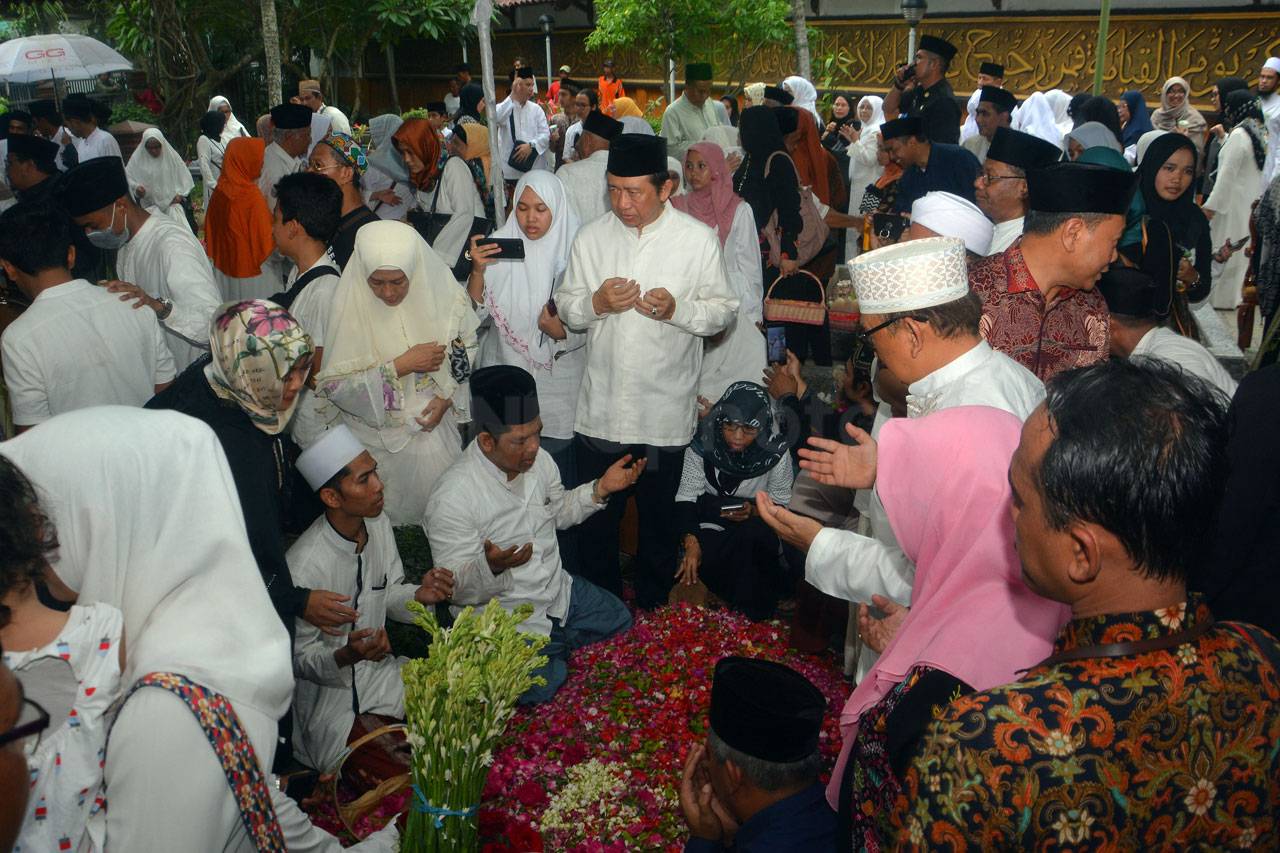 Ribuan Santri Iringi...