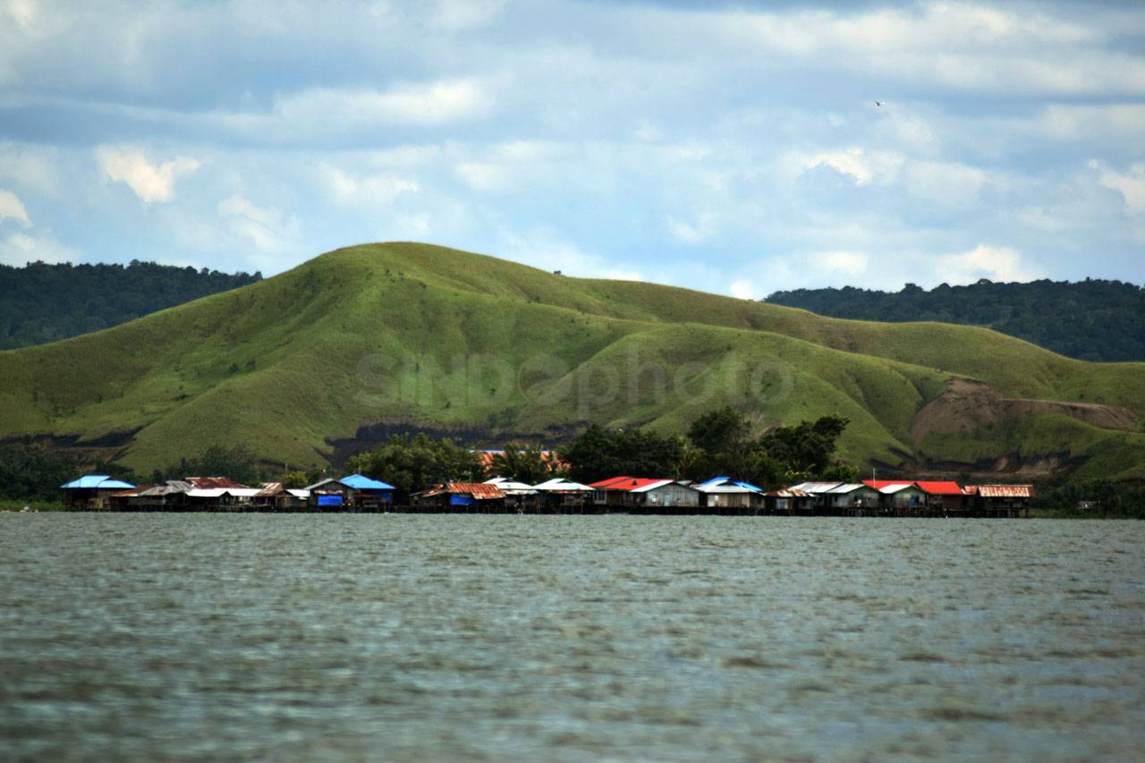 Mendayung Biduk, Menyusuri...