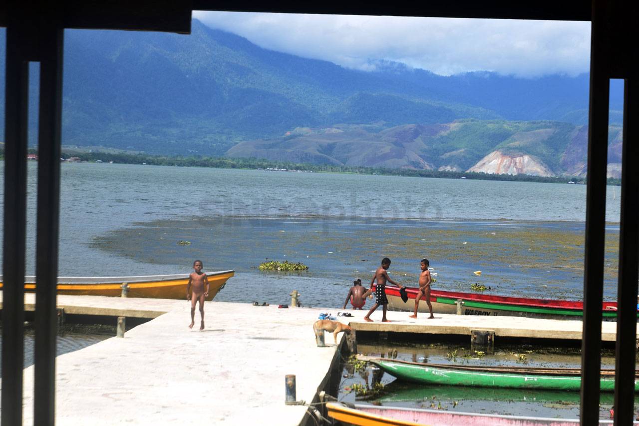 Mendayung Biduk, Menyusuri...