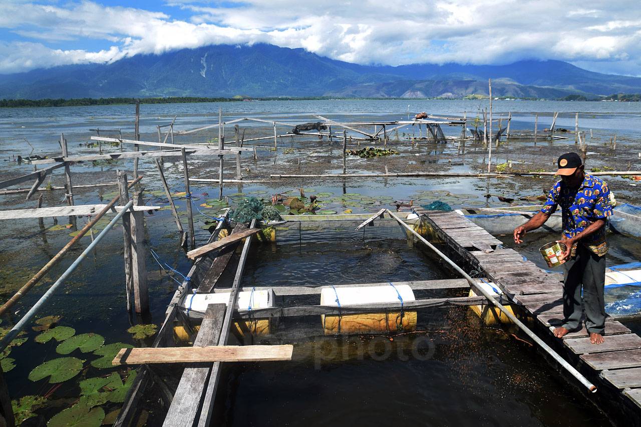 Mendayung Biduk, Menyusuri...