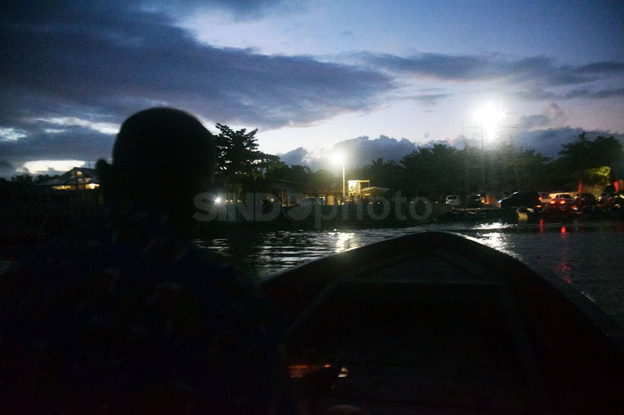 Mendayung Biduk, Menyusuri...