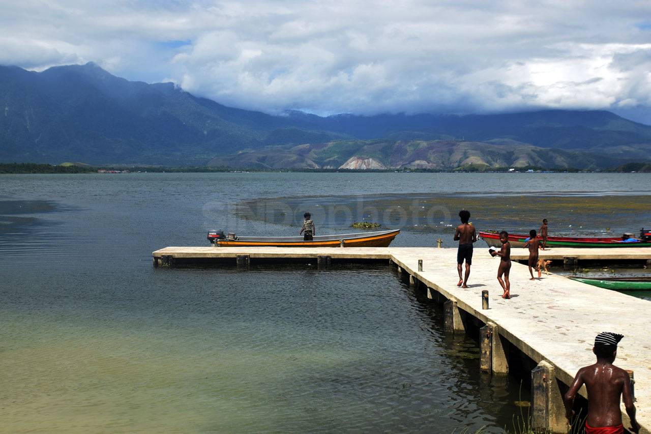 Mendayung Biduk, Menyusuri...