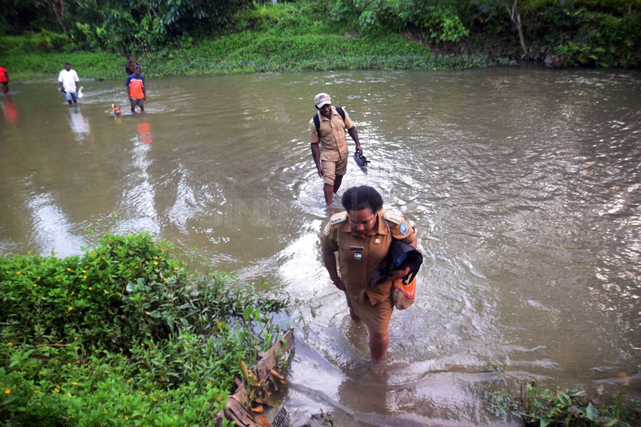 Menyeberangi Sungai...