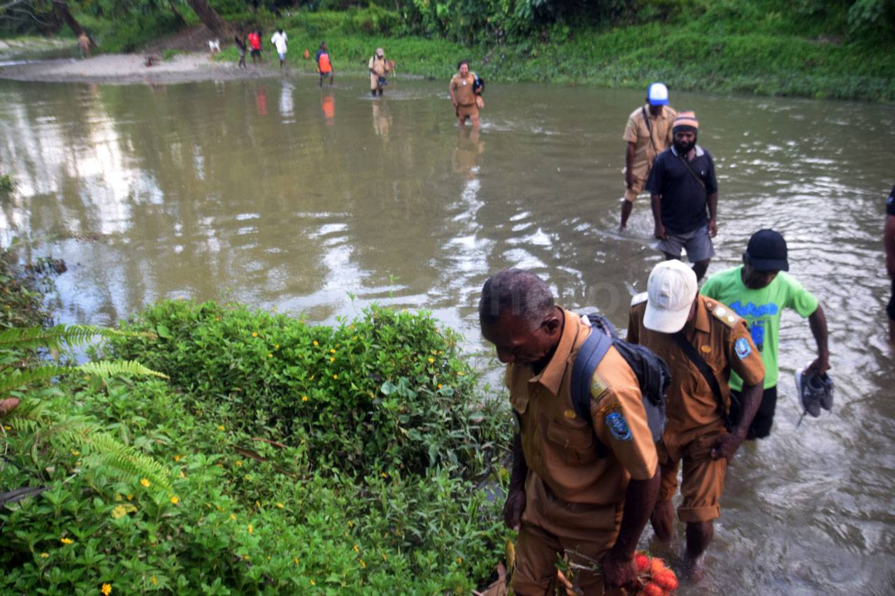 Menyeberangi Sungai...