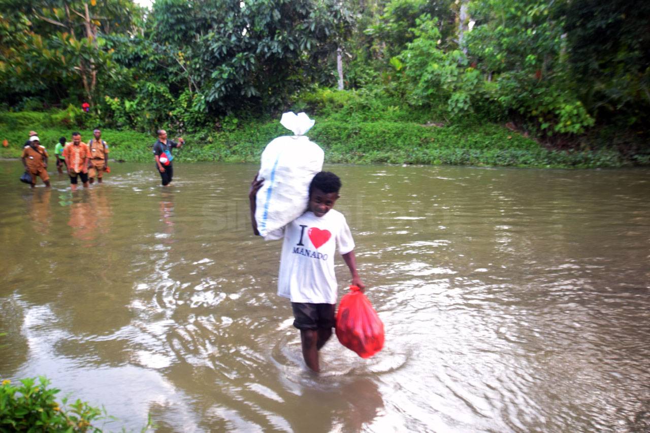 Menyeberangi Sungai...