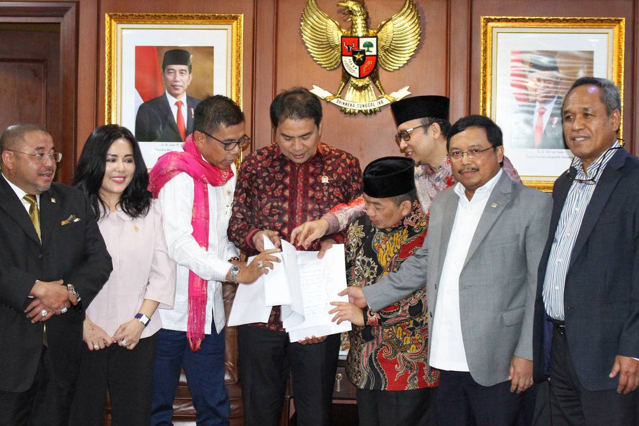 Demokrat dan PKS Serahkan...