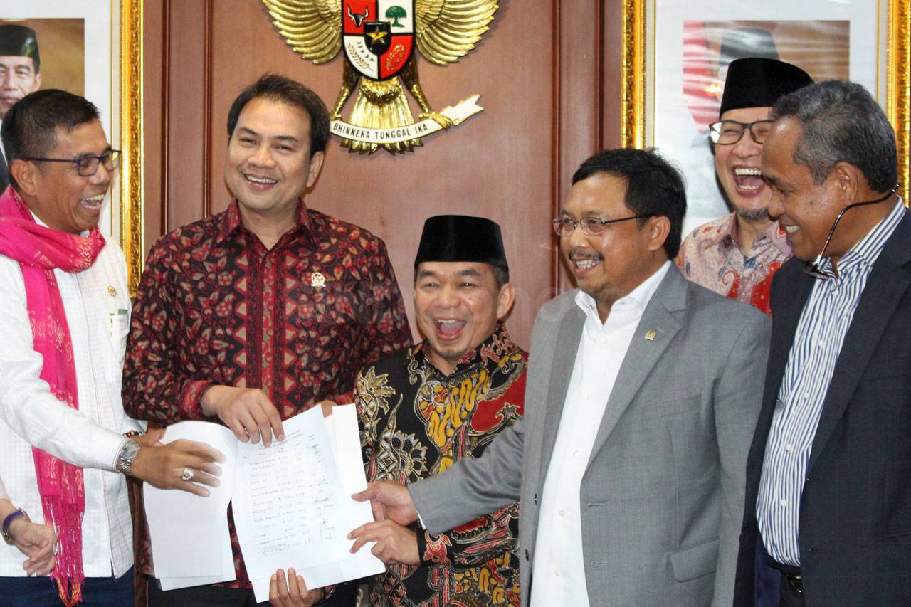 Demokrat dan PKS Serahkan...