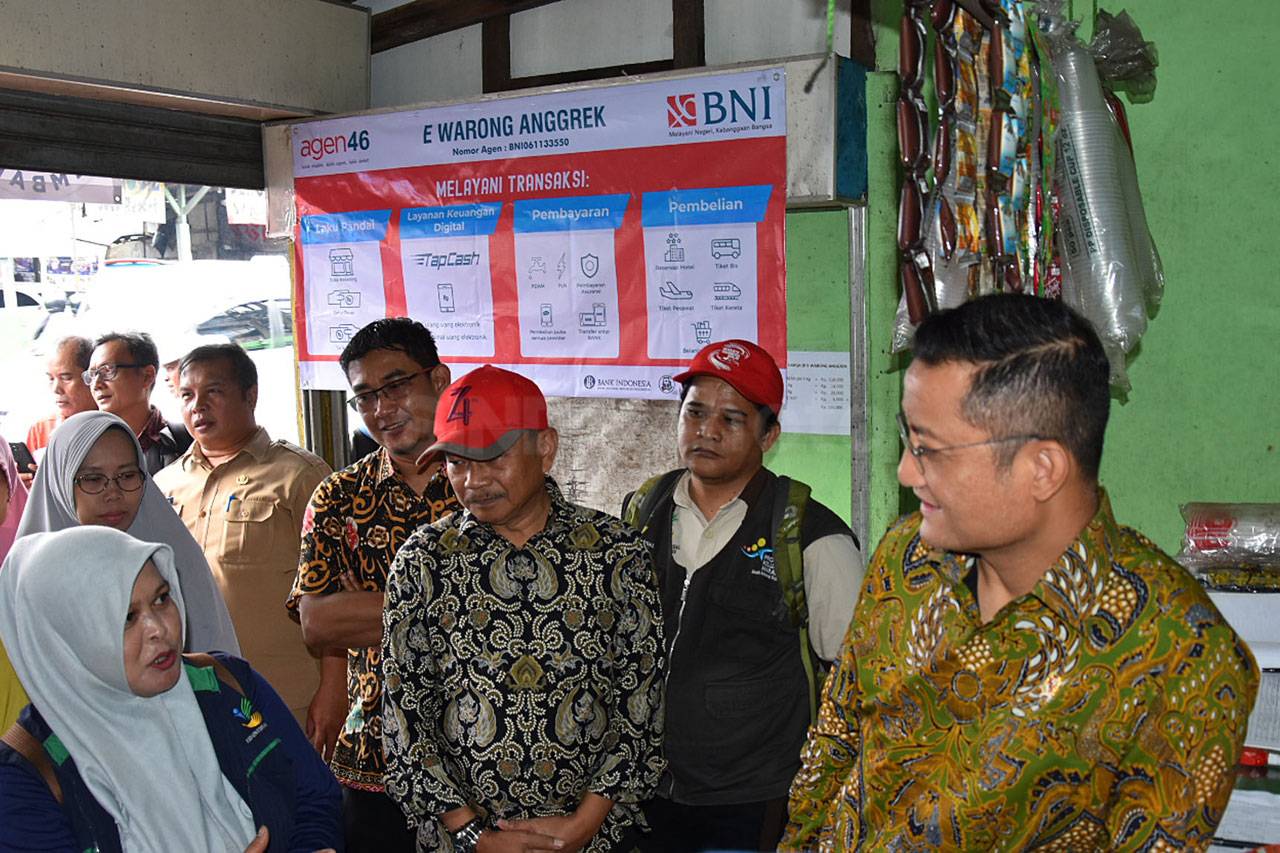 Mensos Tinjau E-Warong...