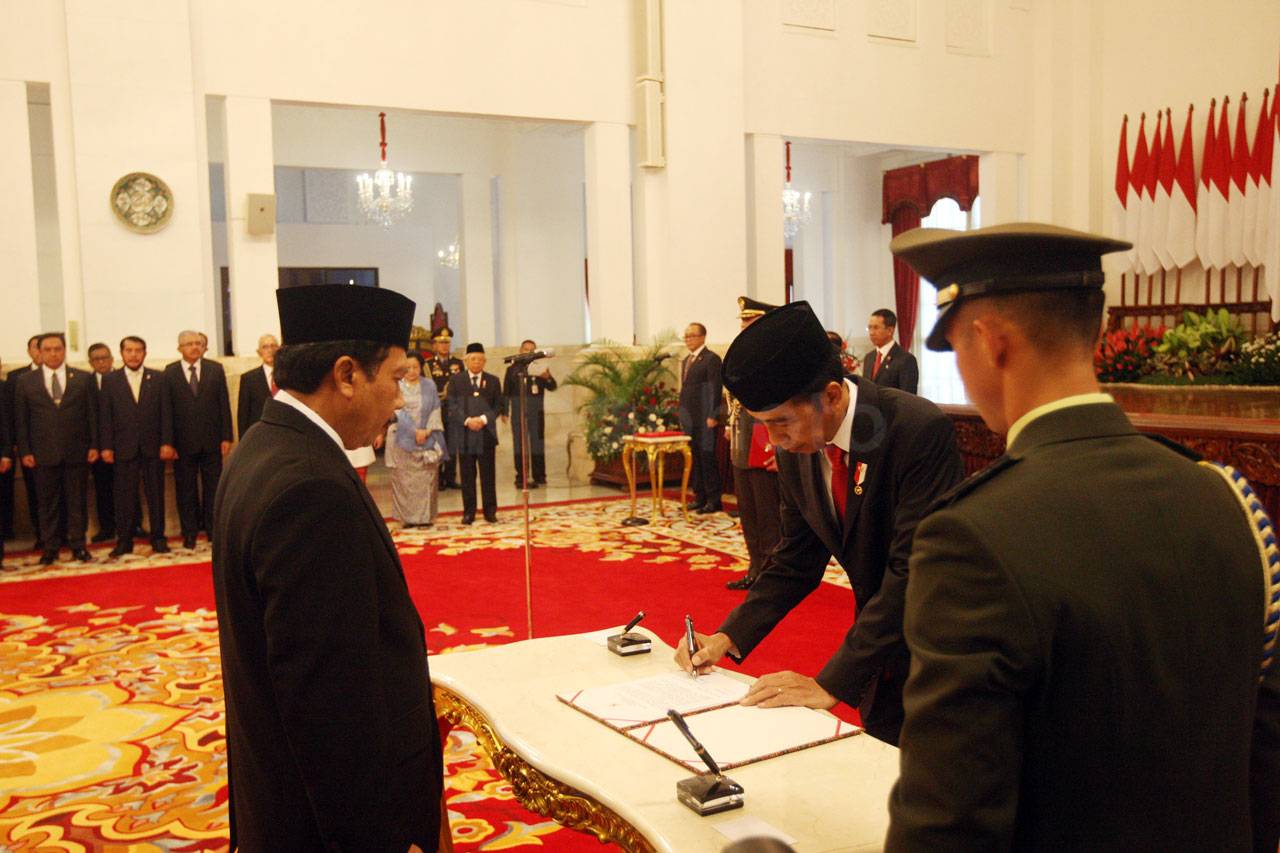 Presiden Jokowi Lantik...