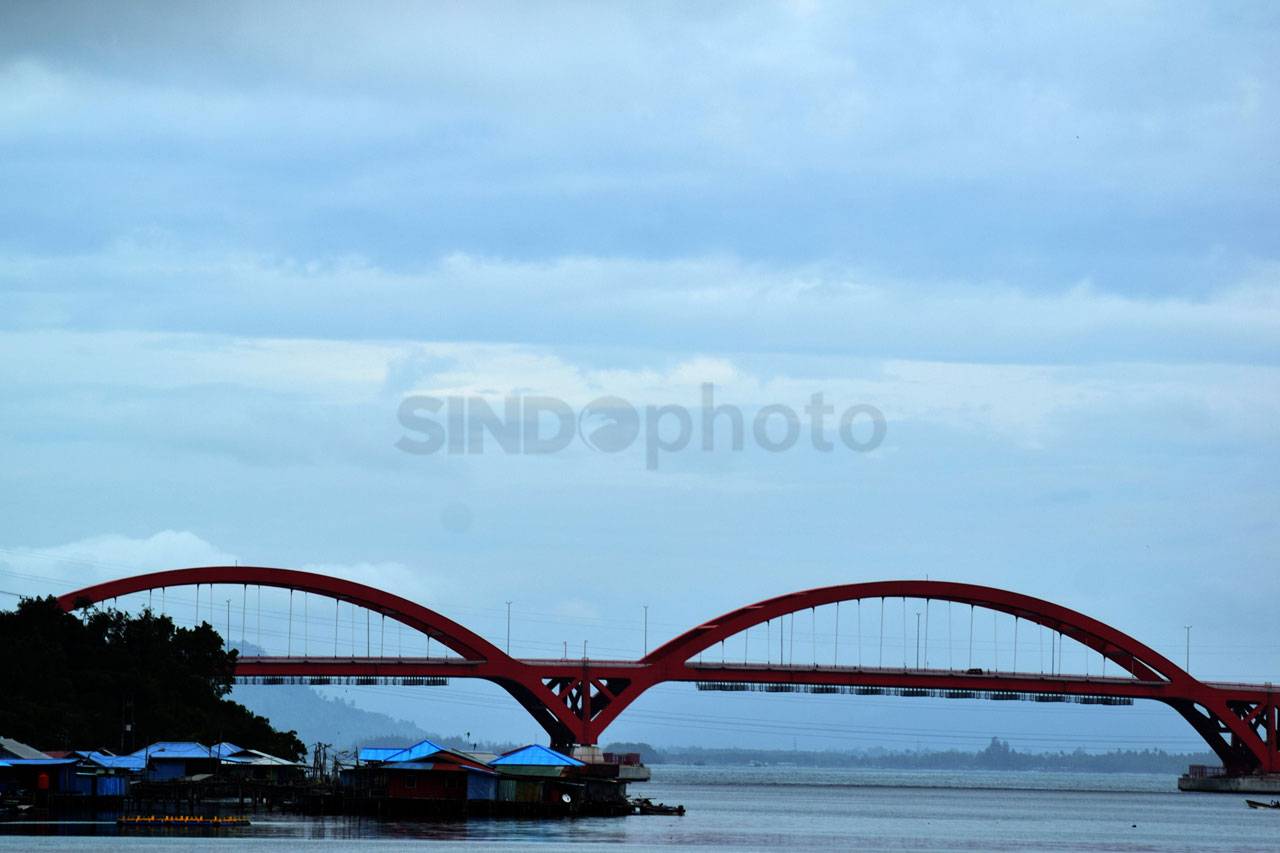 Melintas di Jembatan...