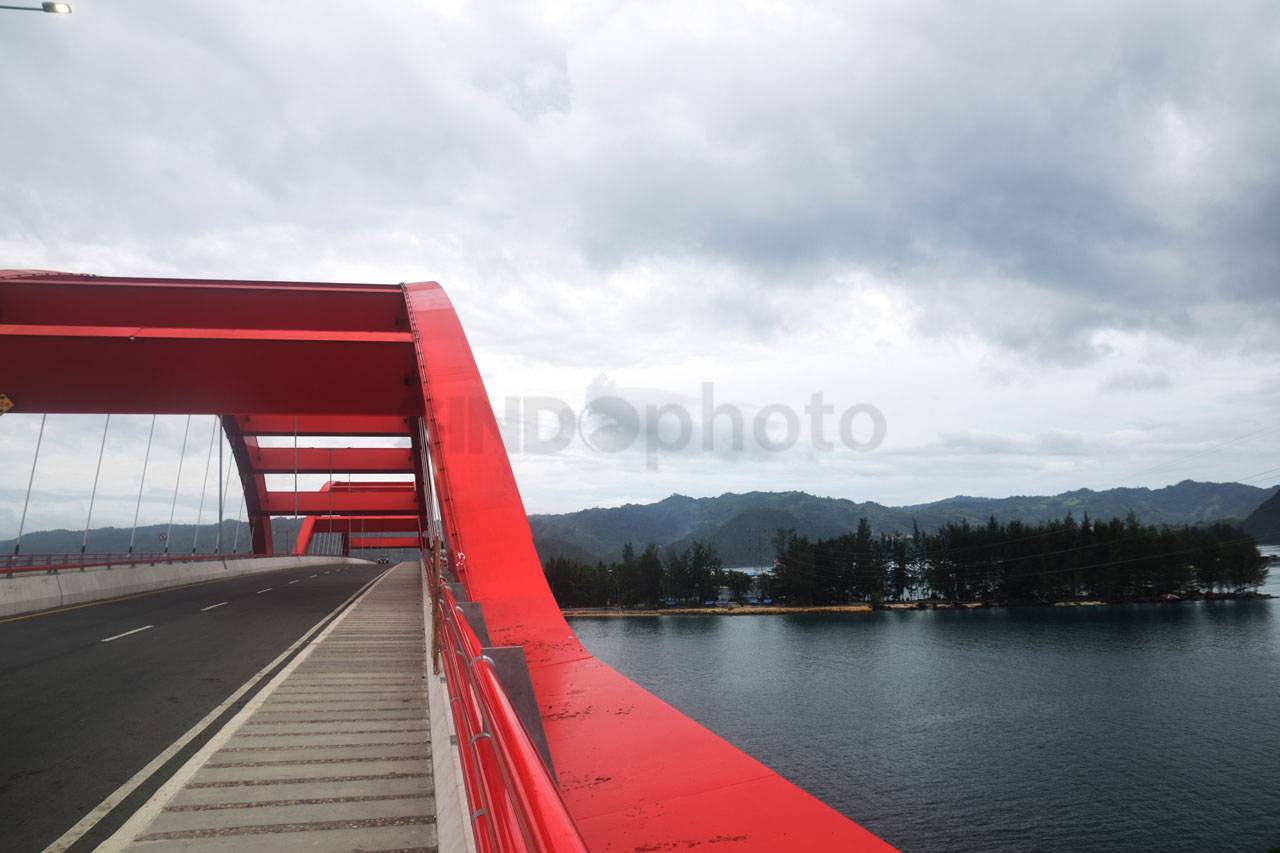 Melintas di Jembatan...