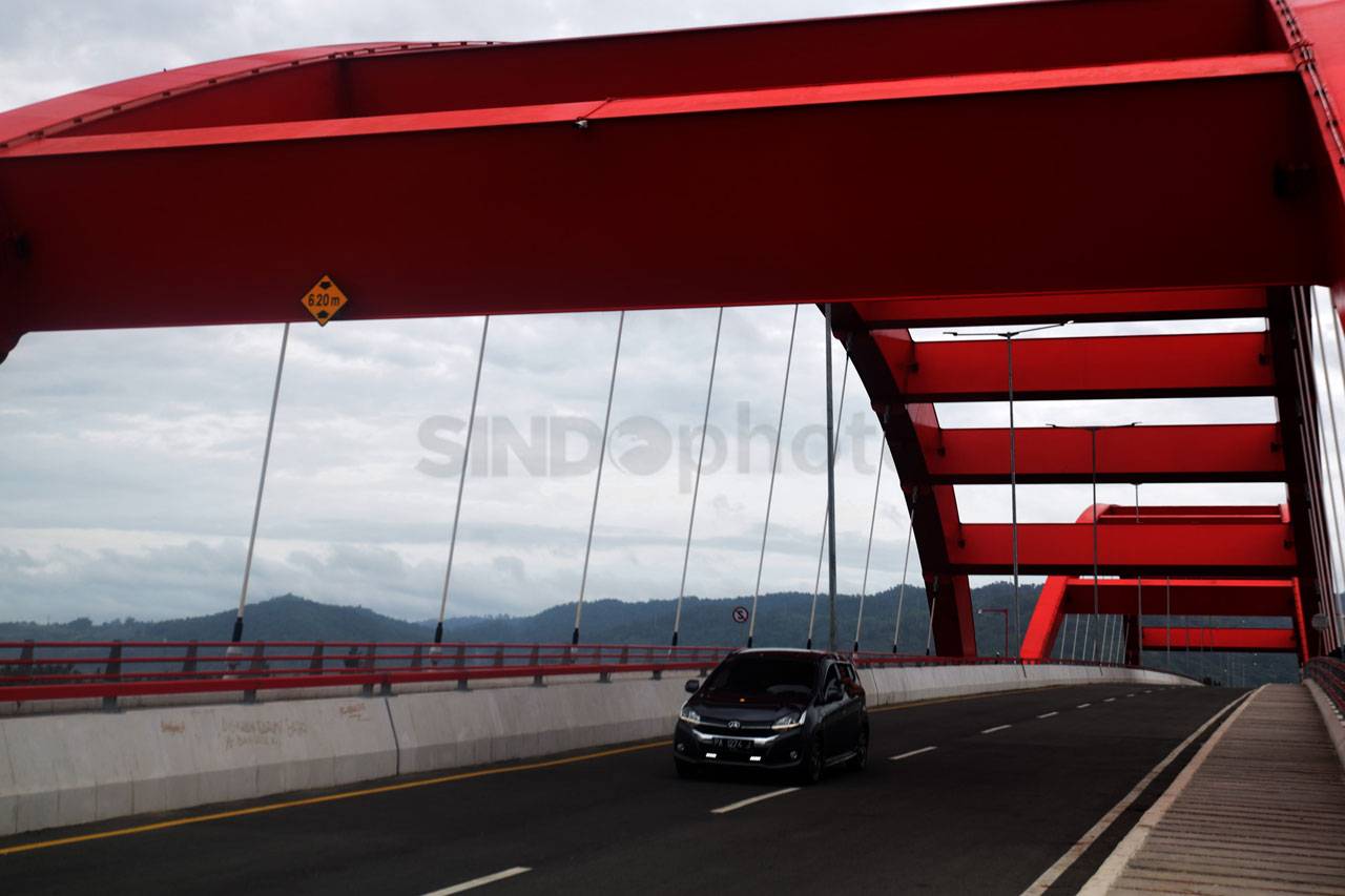 Melintas di Jembatan...
