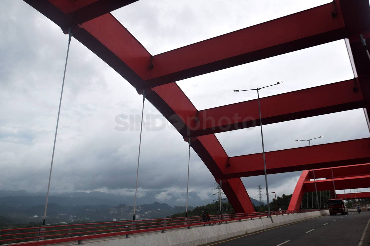Melintas di Jembatan...