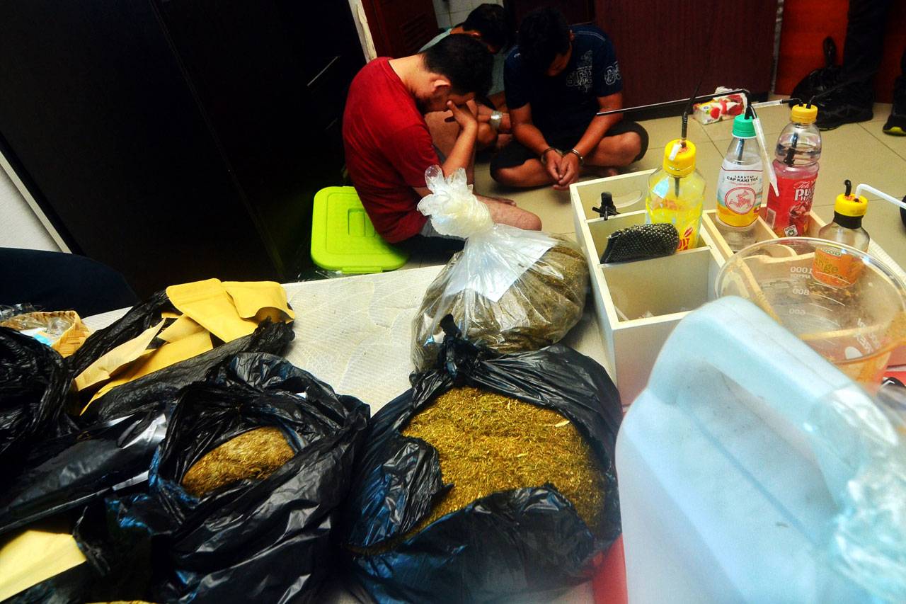 Kepolisian Gerebek Home...