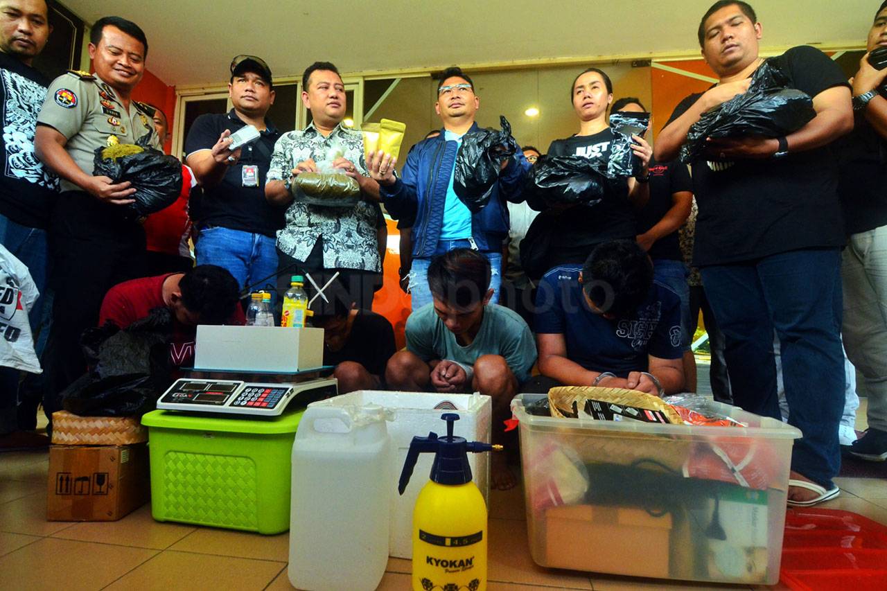Kepolisian Gerebek Home...