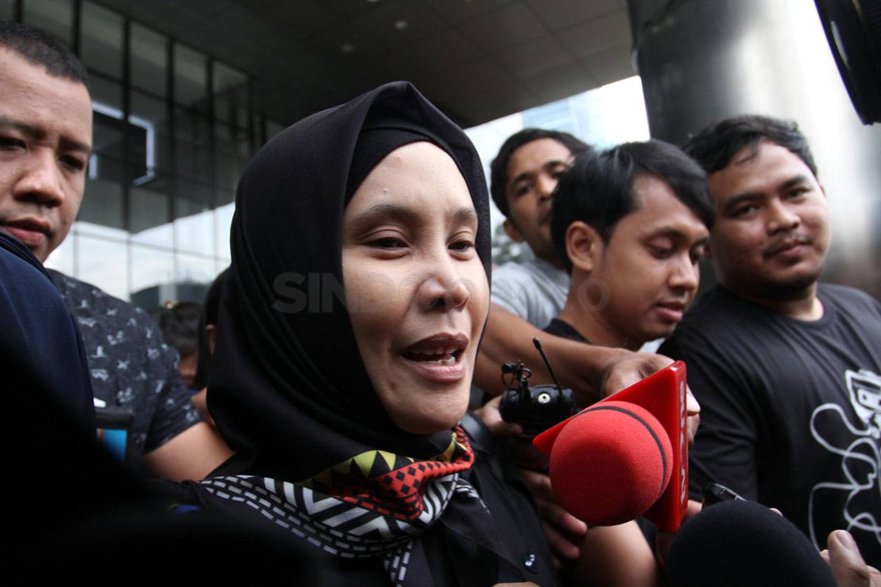 Riezky Aprilia Bungkam...