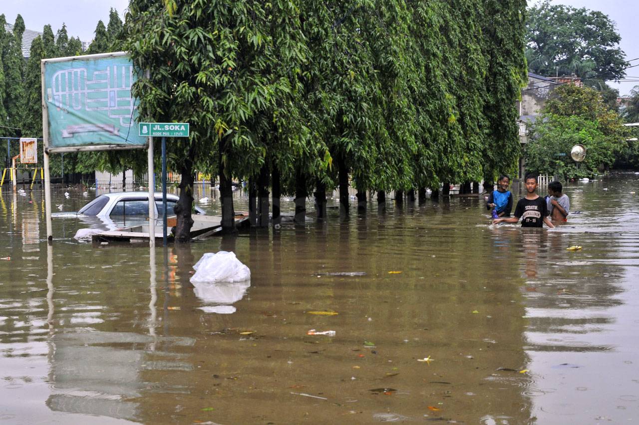 Kali Bekasi Meluap,...