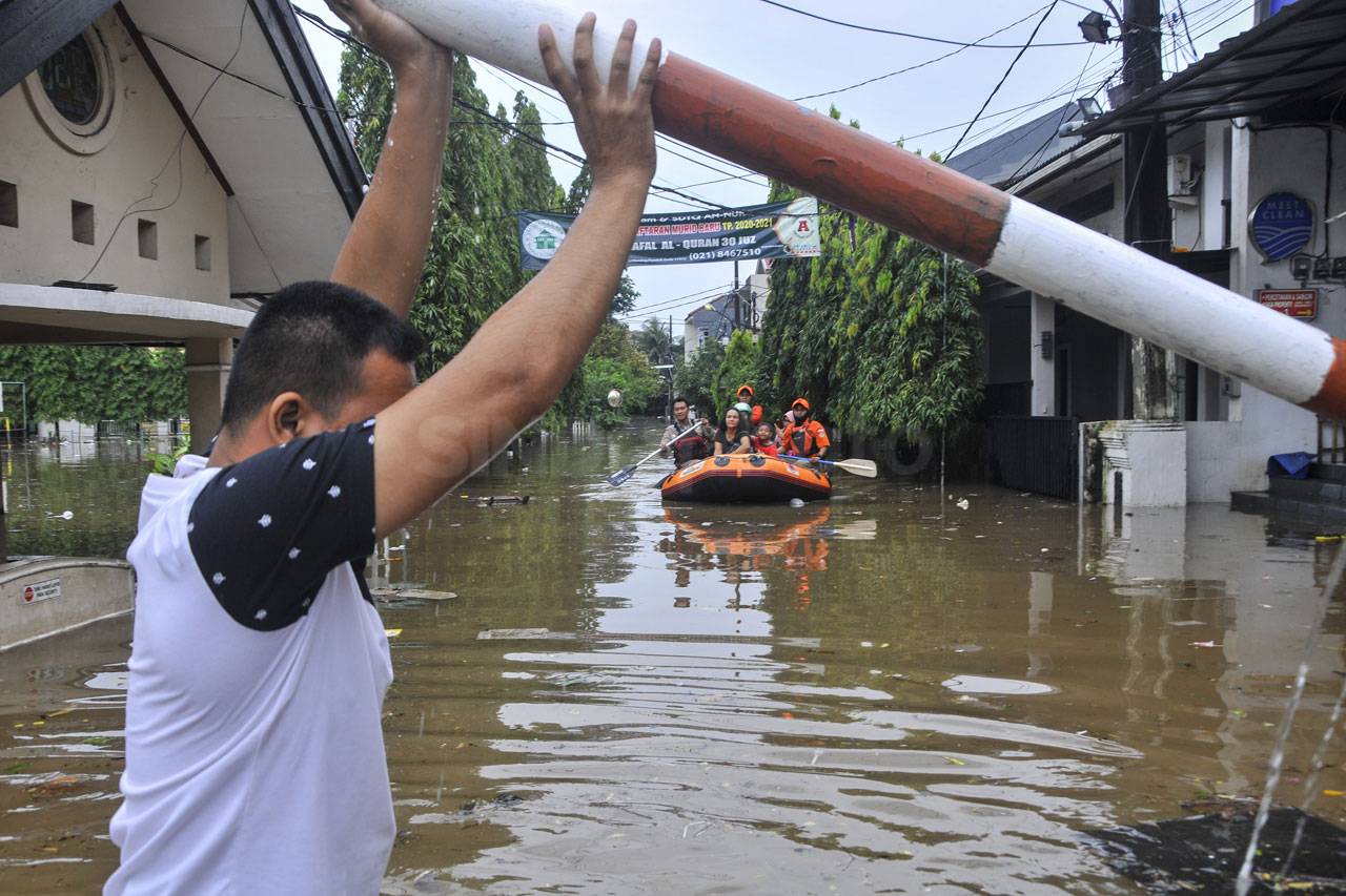 Kali Bekasi Meluap,...