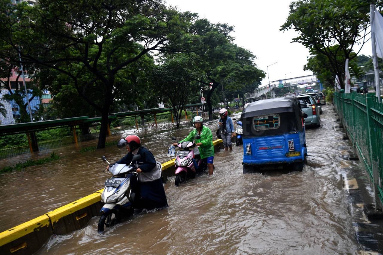 Hujan Deras Sejak Kemarin,...